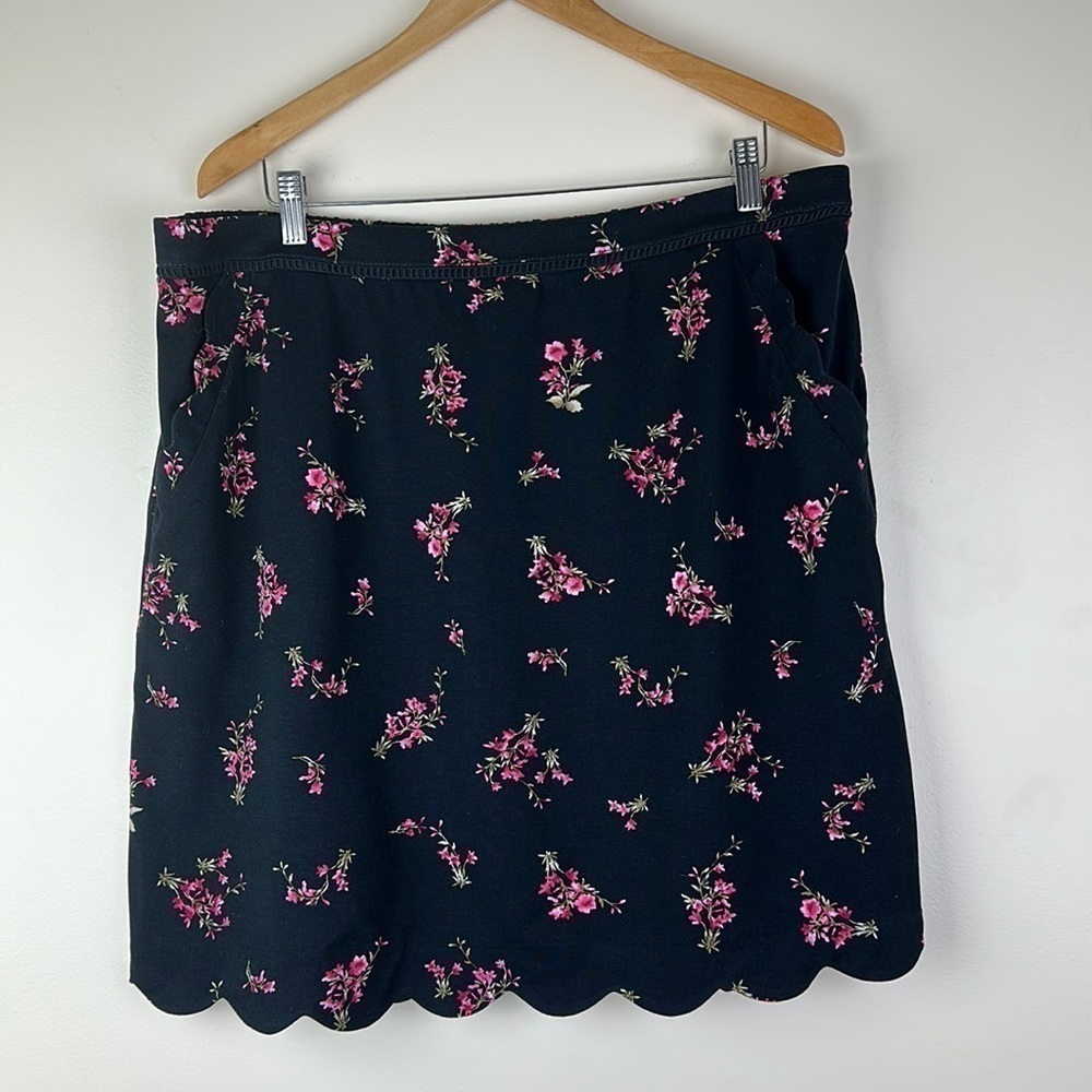 Skies and Blue Woman’s Skirt 1X Knee Length Pockets Elastic Waist Scallop Hem